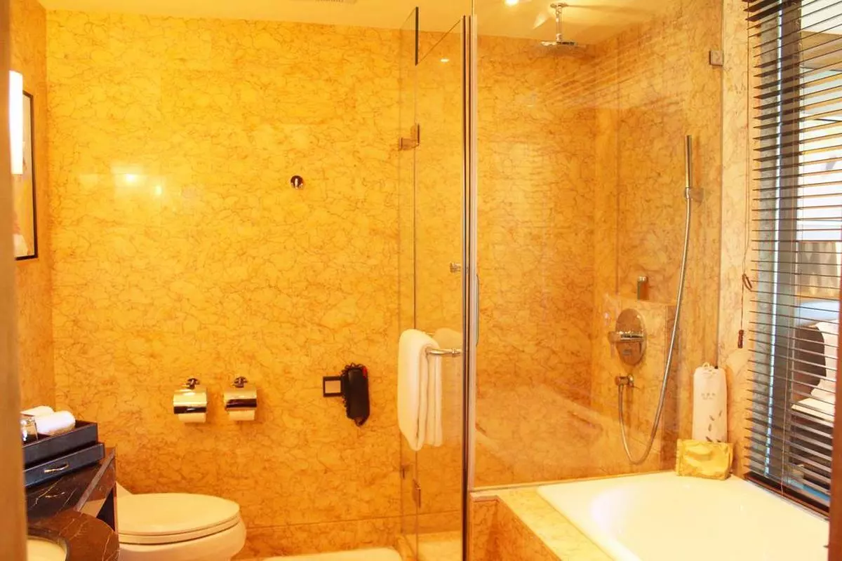 lake view bathroms (Copy).jpg